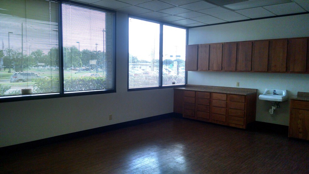 More Photos Of 6701 Pinemont Dr, Houston Office For Lease