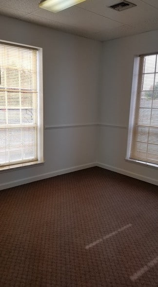 More Photos Of 515 Woodcrest Dr, Bloomington Medical For Lease
