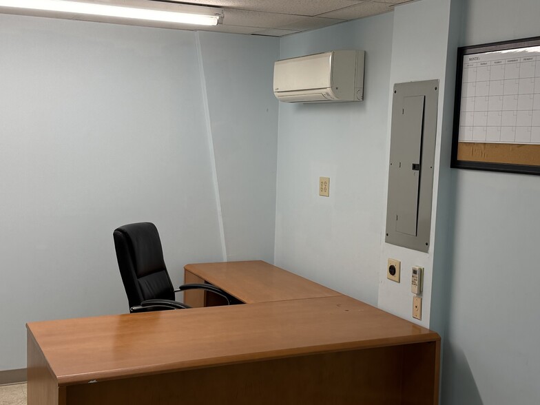 More Photos Of 1612 Centerville Tpke, Virginia Beach Flex For Lease