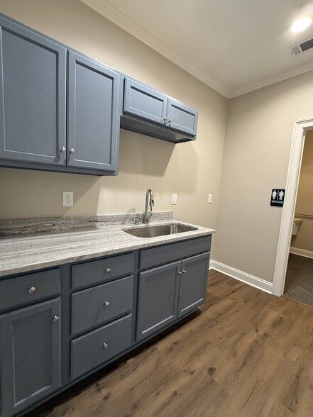 More Photos Of 1060 Garland Dr, Bogart Unknown For Lease