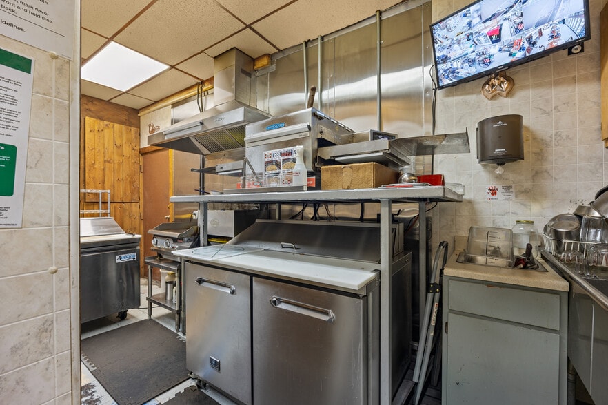 More Photos Of 320 Minter Ave, De Beque Convenience Store For Sale