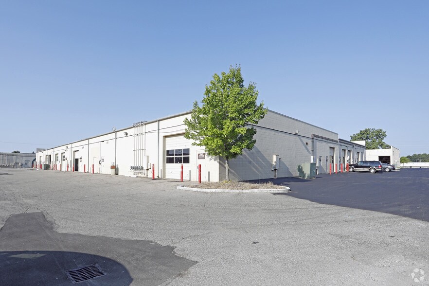 More Photos Of 1936-1962 Star Batt Dr, Rochester Hills Showroom For Lease