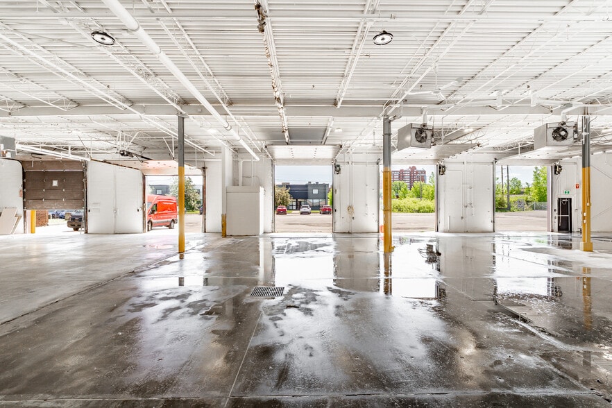 More Photos Of 605-607 Rue Deslauriers, Saint-Laurent Warehouse For Sale