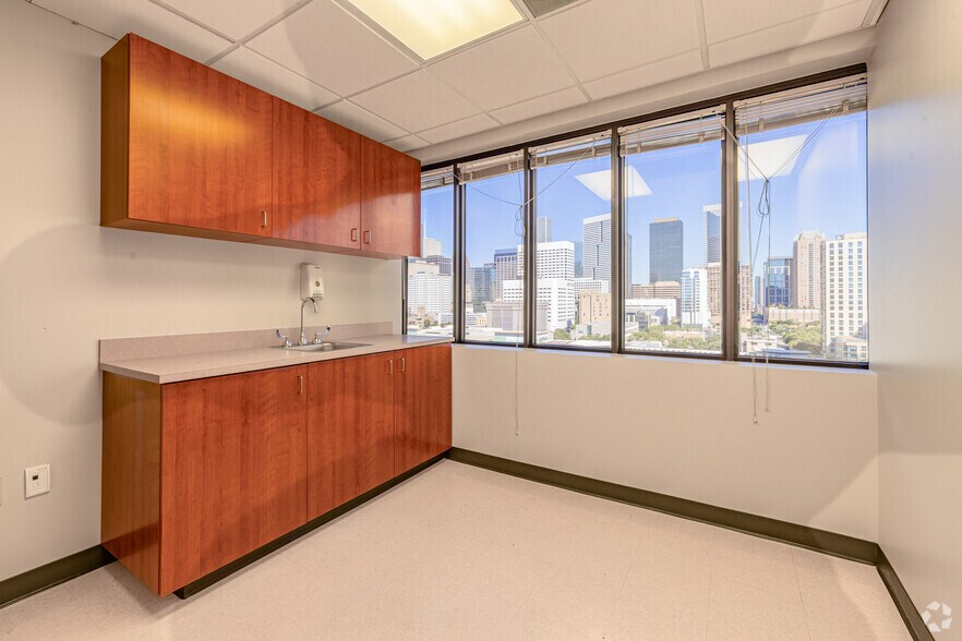 More Photos Of 1315 St Joseph Pky, Houston Office For Sale