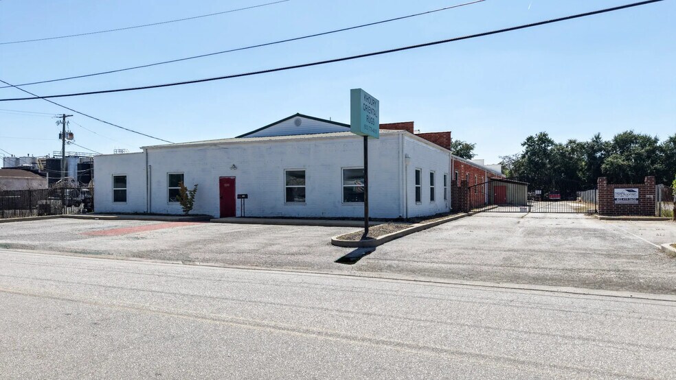 More Photos Of 2230 Commerce Dr, Columbia Manufacturing For Sale