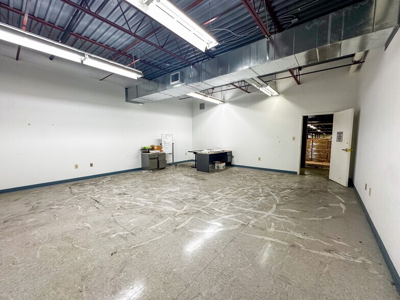 More Photos Of 300 Diamond Dr NW, Huntsville Warehouse For Lease