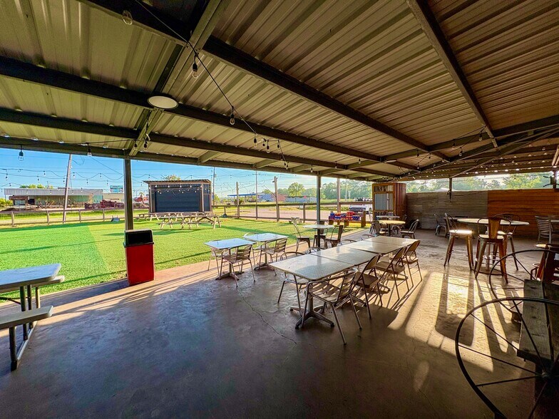 More Photos Of 6223 W Roundbunch Rd, Orange Restaurant For Sale