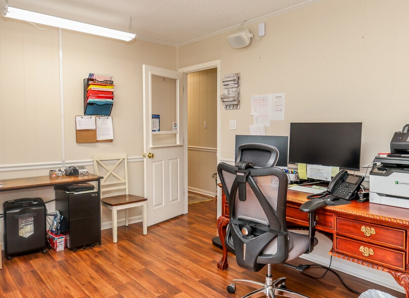 More Photos Of 2889 S Lamar Blvd, Oxford Flex For Sale