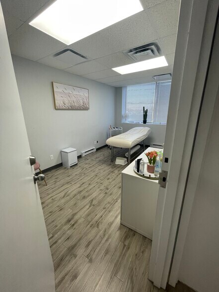 More Photos Of 3858-3870 Notre-Dame, Laval Office For Sale