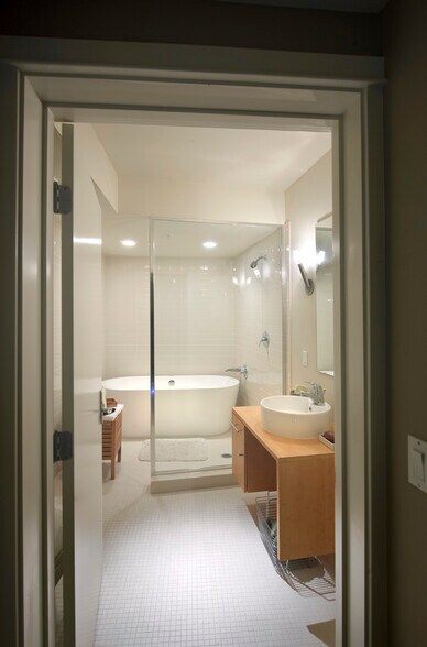 More Photos Of 989 112th Ave NE, Bellevue Apartments For Lease