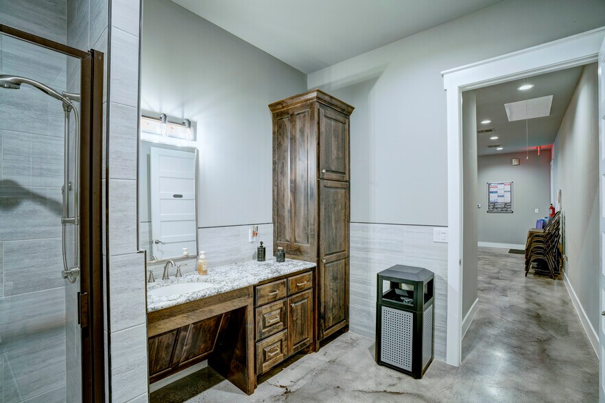 More Photos Of 5805 Starnes Rd, Watauga Office For Sale