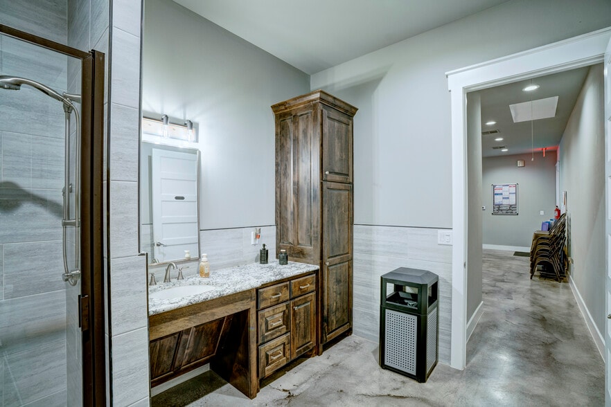 More Photos Of 5805 Starnes Rd, Watauga Office For Sale