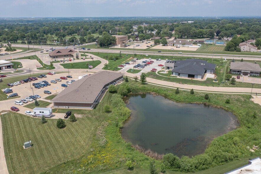 More Photos Of 945 Tower Dr, Waterloo Medical For Lease