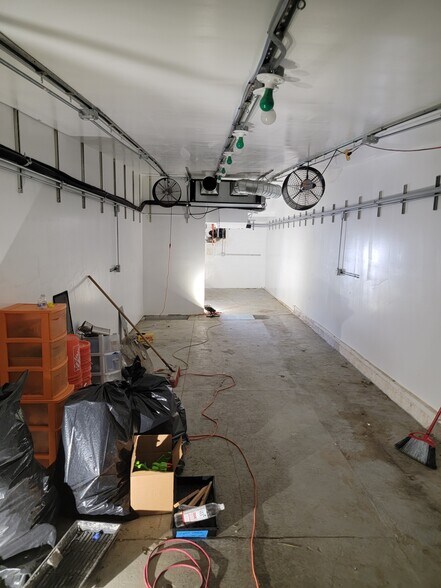 More Photos Of 9939 Commerce Ave, Tujunga Storefront For Sale