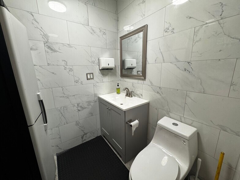 More Photos Of 6151 Pembroke Rd, Hollywood Freestanding For Lease