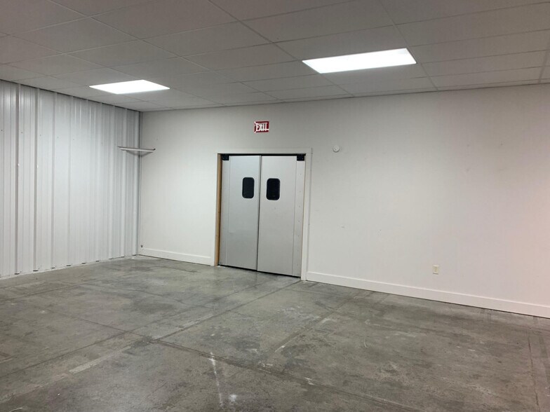 More Photos Of 104 Dowden Pl, Longview Warehouse For Lease