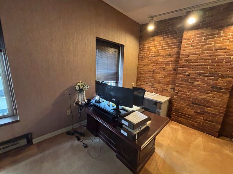 More Photos Of 1380-1402 Main St, Springfield Office For Sale