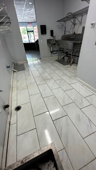 More Photos Of 12620 SE 38th St, Bellevue Storefront For Lease