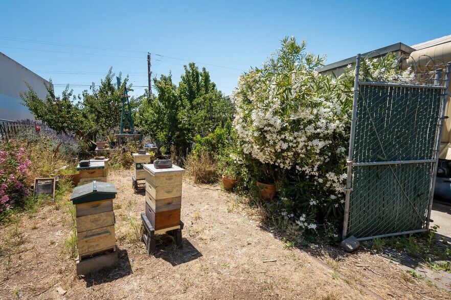 More Photos Of 1176-1180 Shafter Ave, San Francisco Manufacturing For Sale