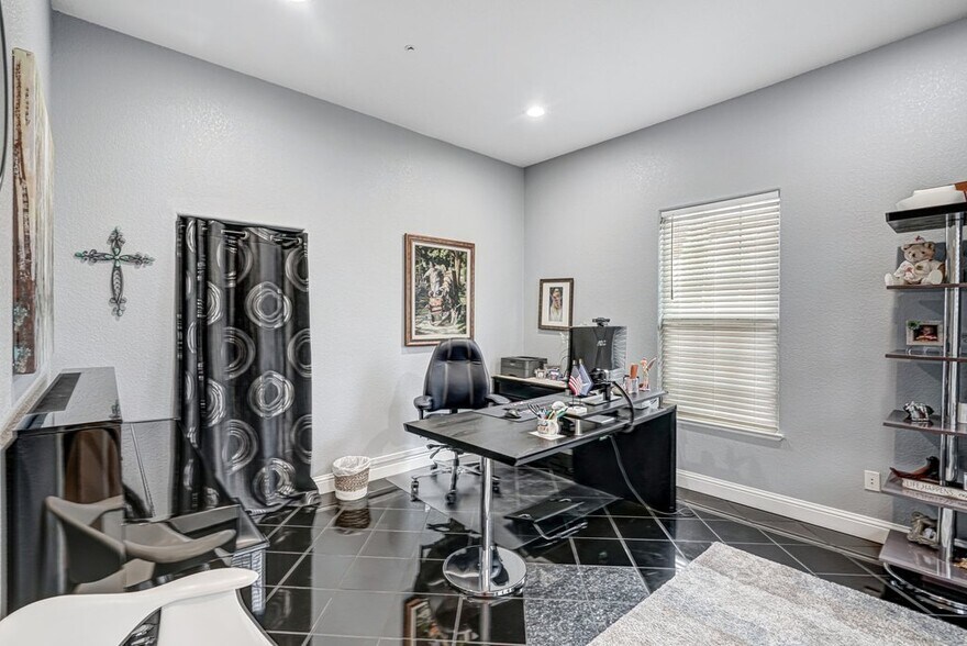 More Photos Of 8330 Brentwood Blvd, Brentwood Medical For Lease