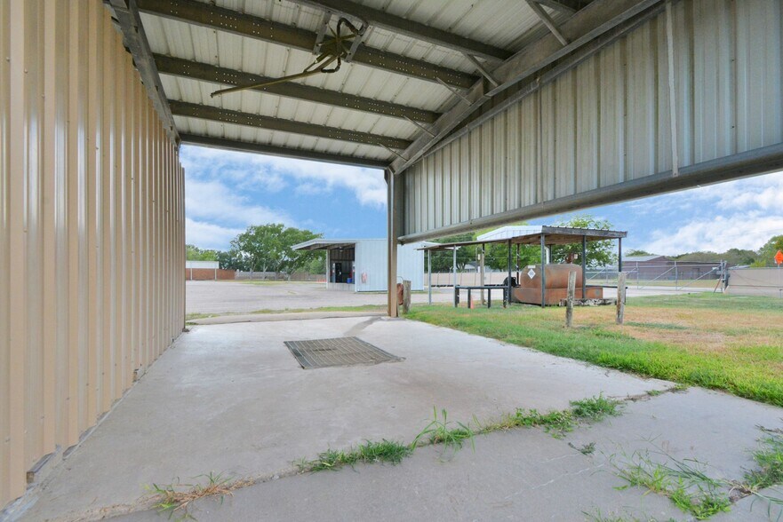 More Photos Of 1500 W Highway 6, Alvin Truck Terminal For Lease