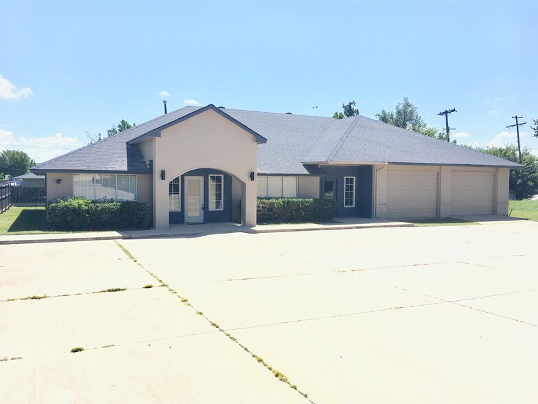 More Photos Of 1936 N Broadway St, Moore Showroom For Lease