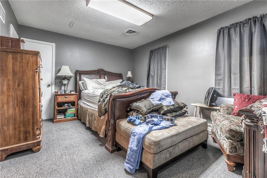 More Photos Of 4 W Monroe St, Buckner Office For Sale