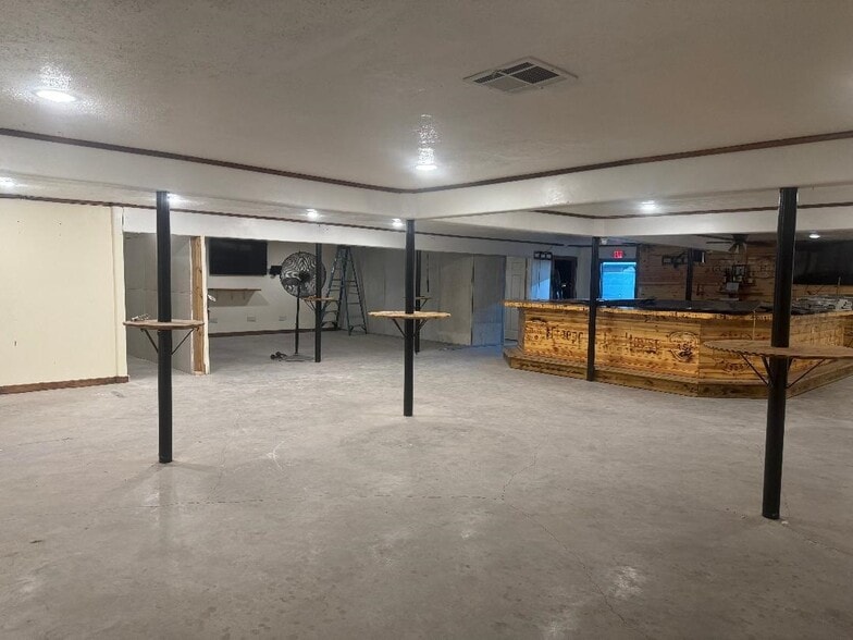 More Photos Of 711 Freeport St, Houston Bar For Sale