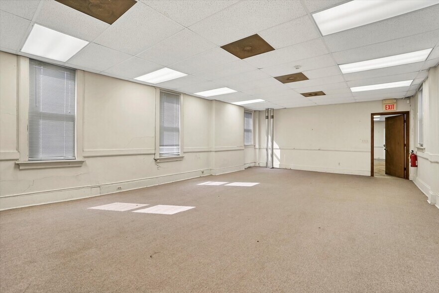 More Photos Of 24 John St, Middletown Office Residential For Sale