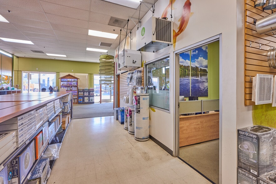 More Photos Of 990 Garfield St, Eugene Showroom For Lease
