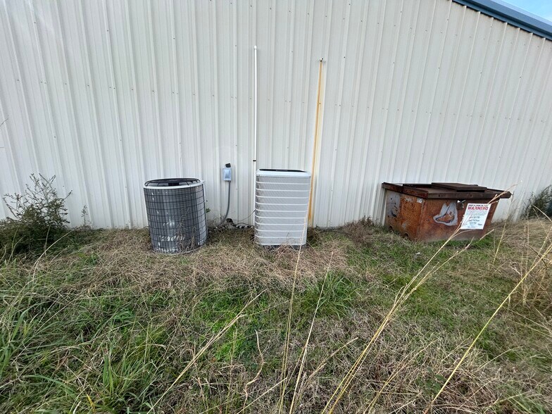 More Photos Of 6421 State Highway 31 E, Murchison Storefront For Sale