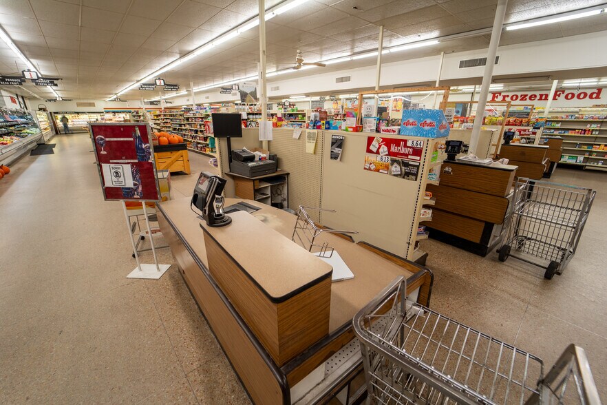 More Photos Of 1302 E Crestwood Dr, Victoria Storefront For Sale