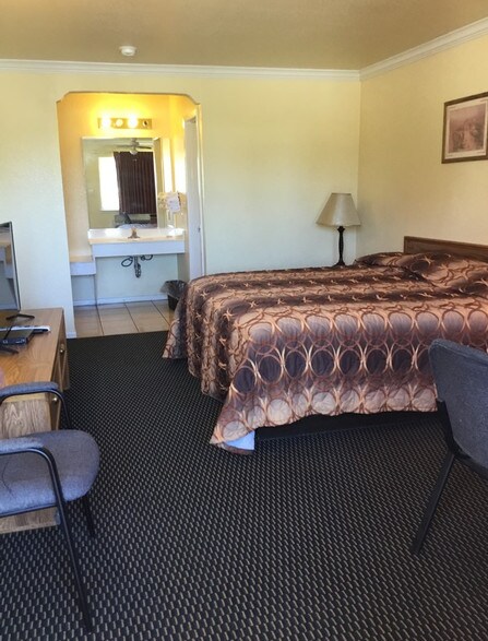More Photos Of 1075 W US Highway 87, Eden Hotel For Sale