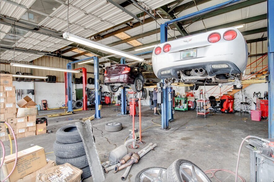 More Photos Of 2016 W Memorial Blvd, Lakeland Auto Repair For Lease