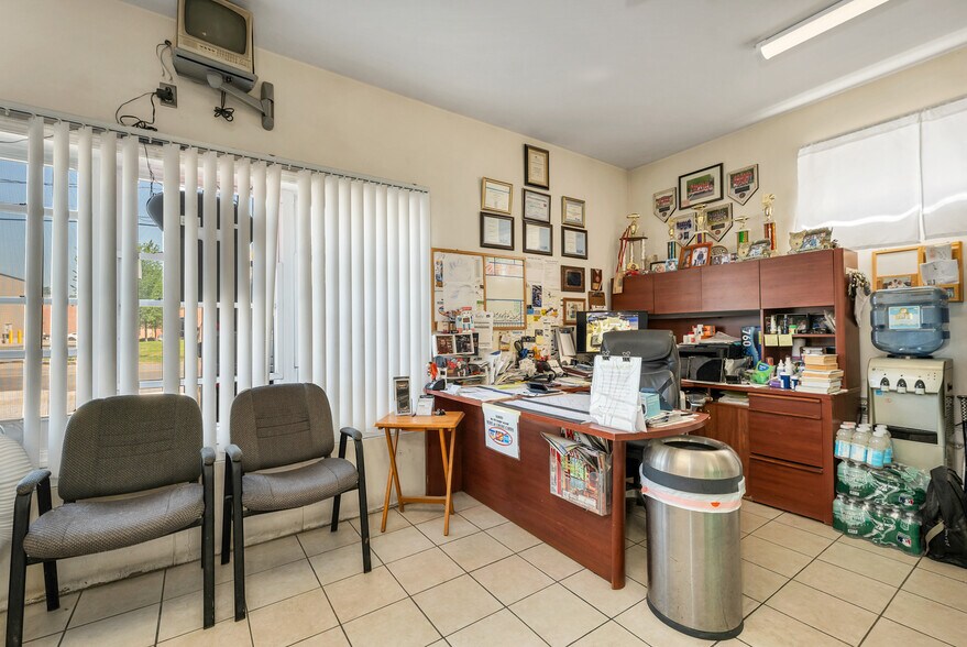 More Photos Of 14 Boynton Ln, Seabrook General Retail For Sale