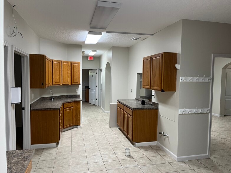 More Photos Of 8141 Ramona Blvd, Jacksonville Medical For Lease