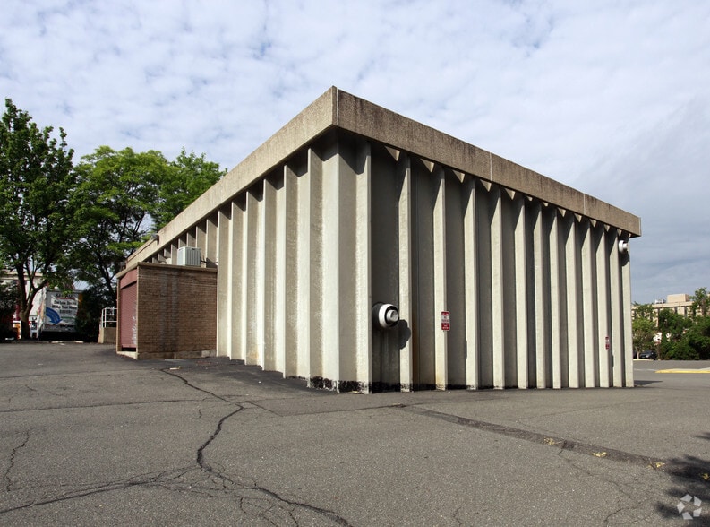 More Photos Of 7630 Little River Tpke, Annandale General Retail For Lease