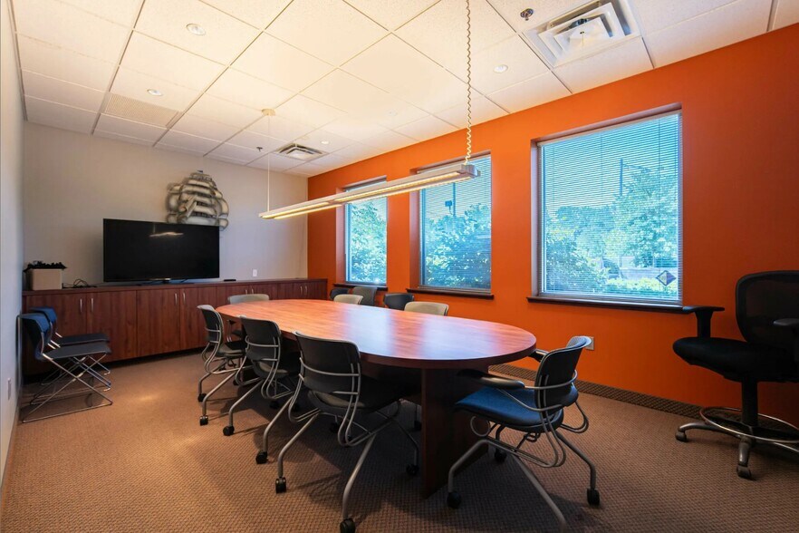 More Photos Of 3770 Dixie Hwy, Waterford Showroom For Sale