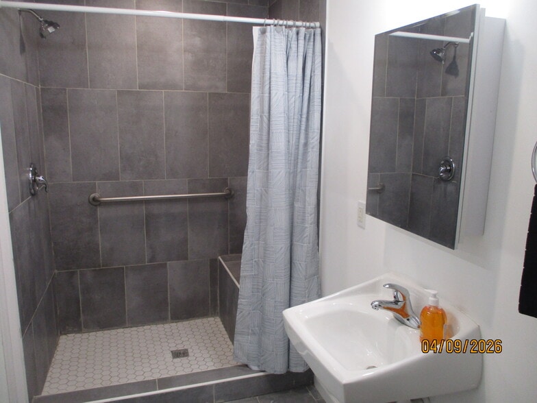 More Photos Of 67 Woodside Pl, Newark Flex For Sale