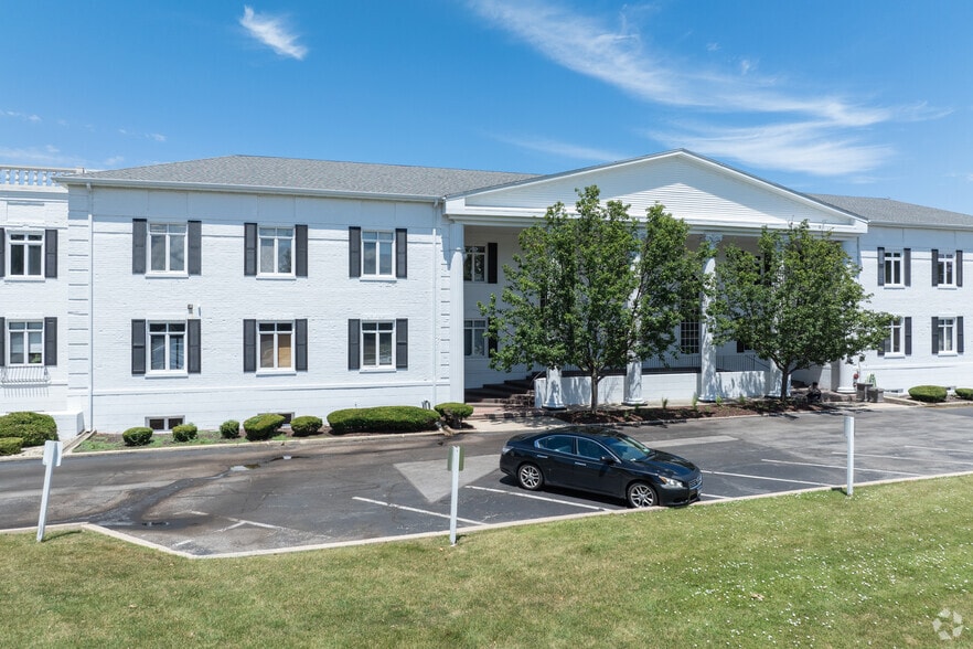 More Photos Of 900 Jorie Blvd, Oak Brook Unknown For Lease