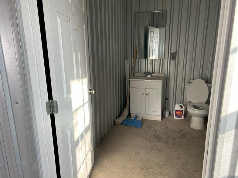 More Photos Of 2086 Oil Mill Rd, Pecos Warehouse For Lease