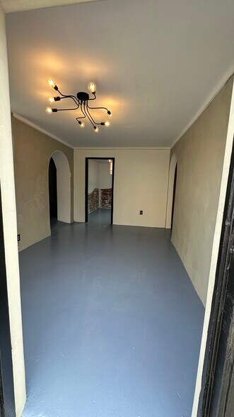 More Photos Of 111 S Dos Caminos Ave, Ventura General Retail For Lease