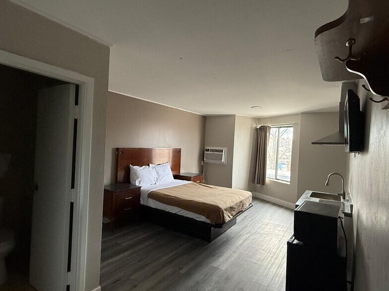 More Photos Of 947 Loudon Rd, Latham Hotel For Sale