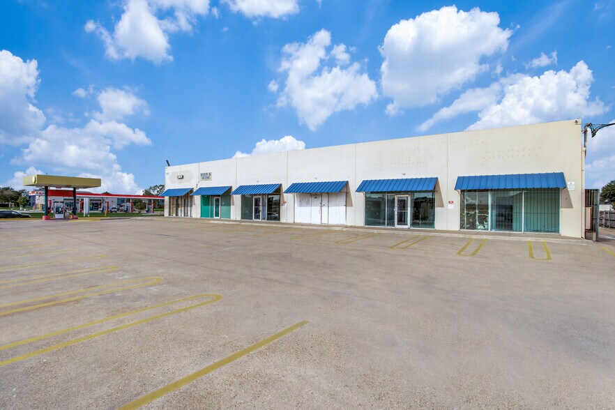 More Photos Of 8300 La Prada Dr, Dallas Unknown For Lease