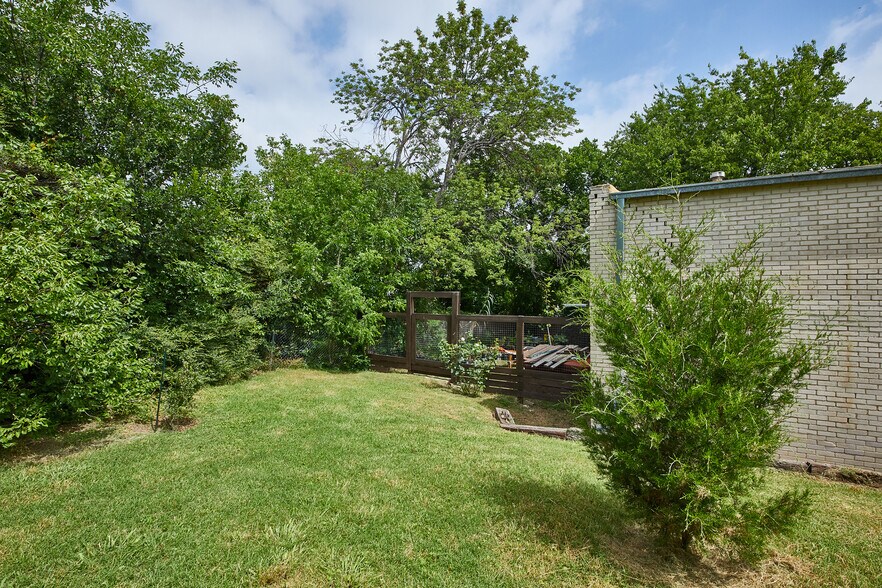 More Photos Of 2003 Brundrette, Dallas Warehouse For Lease