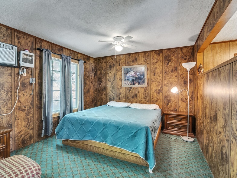 More Photos Of 280 Broken Arrow Marina, Livingston Hotel For Sale