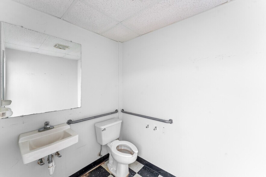 More Photos Of 1962 O'Neal Ln, Baton Rouge Freestanding For Sale