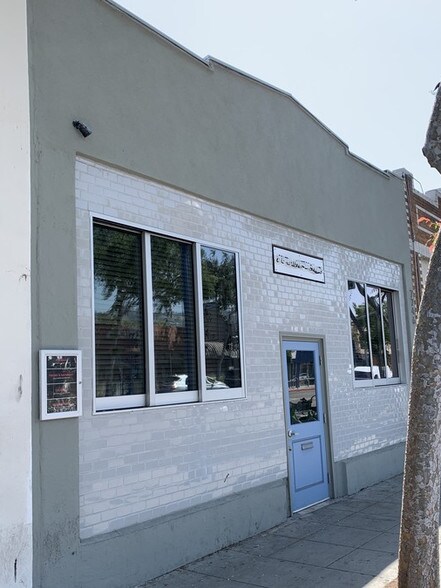 More Photos Of 7746 Santa Monica Blvd, West Hollywood Bar For Lease