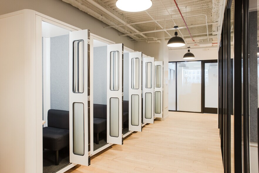 More Photos Of 222 S Riverside Plz, Chicago Coworking Space