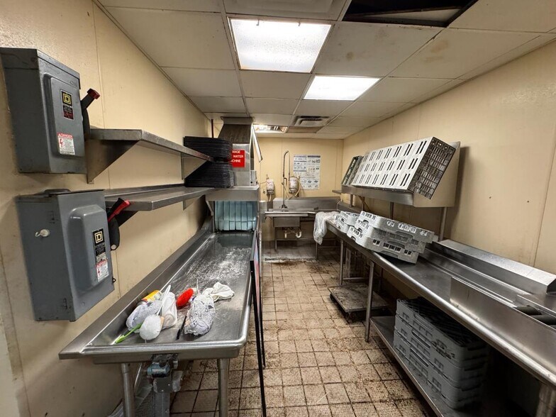 More Photos Of 2949 Dixie Hwy, Hamilton Restaurant For Sale